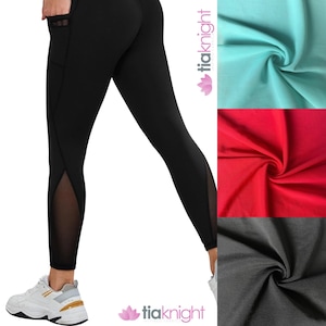 Può includere: Leggings neri con pannelli in rete e una tasca laterale. I leggings sono mostrati su una modella che indossa scarpe da ginnastica bianche. L'immagine mostra anche campioni di tessuto in turchese, rosso e grigio.