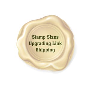Op de afbeelding: Een lichtbeige waszegel met een cirkelvormig midden en een golvende rand. Het midden bevat de tekst "Stamp Sizes Upgrading Link Shipping" in donkergroen. De zegel staat tegen een witte achtergrond.