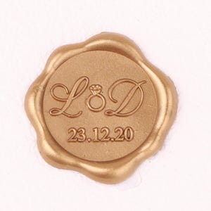 Può includere: Sigillo di cera dorato con le iniziali "L & D" e la data "23.12.20" incise al centro.