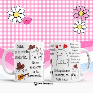 Puede incluir: Taza de cerámica blanca con una ilustración de dibujos animados de una pareja con sombreros de vaquero. La taza tiene texto que dice "Suave, que no resisto tanto cariño..." y "No me apapaches tanto, corazoncito..." en un lado y "Si después me enamoro, no digas nada" y "Yo me conozco bien y queda muy poco Pa que tus bests me vuelvan loco y de mi locura, le haré culpable..." en el otro lado.