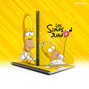 Op de afbeelding: Een gele spiraalnotitieblok met een cartoonafbeelding van Homer Simpson die een donut vasthoudt. De omslag van het notitieblok heeft de tekst "Los Simpson Juan" in zwart.