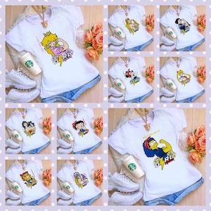 Puede incluir: Un collage de diez camisetas blancas con diferentes gráficos de personajes de dibujos animados. Cada camiseta presenta el texto "Girl Power" con un gráfico de rayo. Los personajes incluyen a la princesa Peach, Sailor Moon, Bart Simpson, y más.