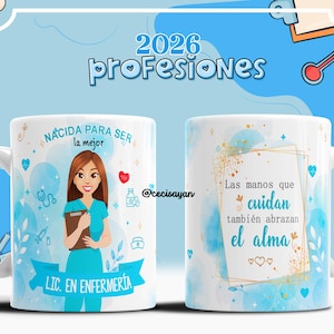 Könnte beinhalten: Zwei weiße Keramiktassen mit hellblauem Aquarellhintergrund und medizinischen Symbolen. Eine Tasse zeigt eine gezeichnete Pflegekraft mit Klemmbrett und dem Text "NACIDA PARA SER la mejor" sowie "LIC. EN ENFERMERÍA". Die andere zeigt "Las manos que cuidan también abrazan el alma" in einem goldenen Rahmen.