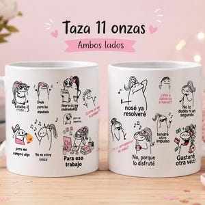 Puede incluir: Dos tazas de cerámica blanca con ilustraciones de línea negra de un personaje de dibujos animados con varias expresiones y texto en español. Las tazas muestran múltiples escenas que incluyen compras, trabajo y estados emocionales.
