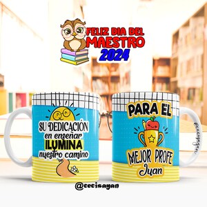 May include: Two white ceramic mugs with colourful designs. The mug on the left has a yellow sun with glasses and the text "SU DEDICACIÓN en enseñar ILUMINA nuestro camino". The mug on the right has a blue background with a trophy and the text "PARA EL MEJOR PROFE Juan".