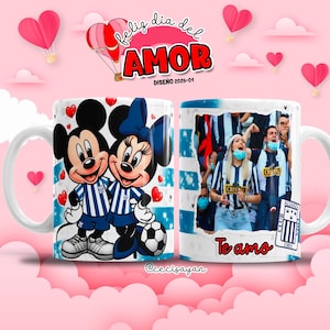 Puede incluir: Taza de cerámica blanca con Mickey y Minnie Mouse con trajes a rayas azules y blancas a juego, con un balón de fútbol. El otro lado de la taza tiene una foto de personas en un estadio. La taza tiene el texto "Feliz dia del Amor" y "Te amo".