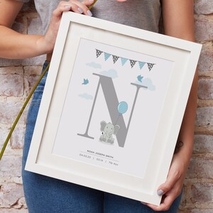 Letra personalizada con huella de bebé y detalles de nacimiento