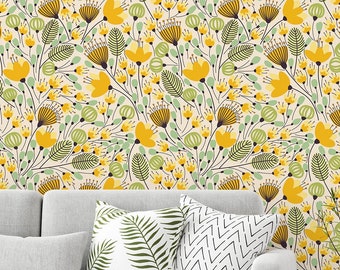 Puede incluir: Un salón con un sofá gris claro, dos pequeñas mesas blancas y papel pintado floral. El papel pintado presenta un patrón repetido de flores amarillas, hojas verdes y finos tallos sobre un fondo crema. Cojines decorativos con diseños geométricos y botánicos están en el sofá.