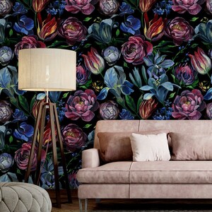 Carta da parati scura con rose e tulipani colorati dipinti ad olio | Autoadesivo | Stacca e attacca | Rimovibile