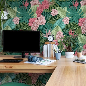 Tapete mit tropischen grünen Blättern und rosa Blumen, exotischer Druck • Abziehen und Aufkleben *selbstklebend* oder nicht geklebte Vinylmaterialien •