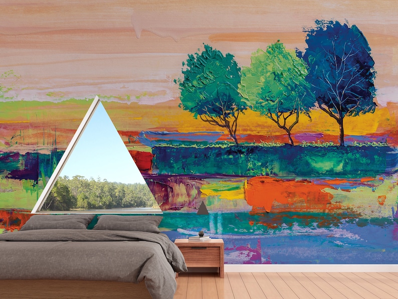 Może przedstawiać: Abstrakcyjna sztuka ścienna przedstawiająca trzy drzewa namalowane w odcieniach niebieskiego, zielonego i ż&oacute;łtego na kolorowym tle. Drzewa są sylwetkami na tle jasnego pomarańczowego i ż&oacute;łtego nieba. Tło to mieszanka kolorowych pociągnięć pędzla w odcieniach niebieskiego, zielonego, pomarańczowego, ż&oacute;łtego i fioletowego.