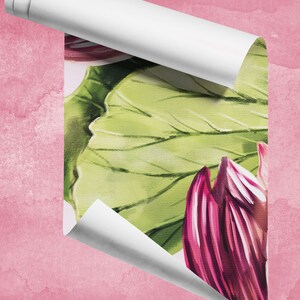 Pu&ograve; includere: Un rotolo di carta bianca rivela una vivace stampa botanica con una grande foglia verde e petali di fiori magenta intenso. Lo sfondo &egrave; un lavaggio ad acquerello rosa strutturato.