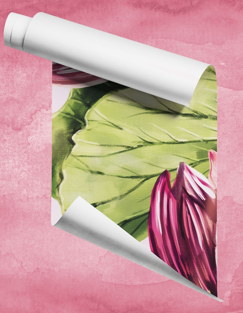 Pu&ograve; includere: Un rotolo di carta bianca rivela una vivace stampa botanica con una grande foglia verde e petali di fiori magenta intenso. Lo sfondo &egrave; un lavaggio ad acquerello rosa strutturato.
