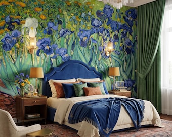 Può includere: Una camera da letto con un murale raffigurante iris blu e fogliame verde. Un letto blu imbottito con un piumino color crema e una coperta blu si trova al centro. Due comodini in legno con lampade, una poltrona color crema e tende verdi.