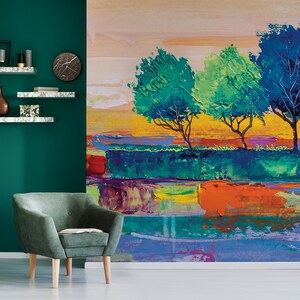 Może przedstawiać: Abstrakcyjne malowidło przedstawiające trzy drzewa z niebieskimi, zielonymi i ż&oacute;łtymi liśćmi na kolorowym tle. Drzewa są namalowane w grubym, fakturowanym stylu, a tło to mieszanka jasnych kolor&oacute;w, w tym pomarańczowego, czerwonego, fioletowego i niebieskiego.