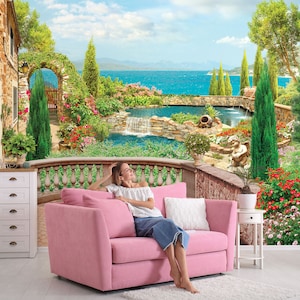 Carta da parati con giardino mediterraneo e paesaggio marino, decorazione murale con vista sulla terrazza • Materiali staccabili e incollabili *autoadesivi* o vinilici non incollati •