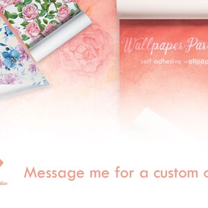 Może przedstawiać: Dwa rolki tapety z kwiatowymi i kolibrowymi wzorami. Tekst "Wallpaper Paradise" i "self adhesive wallpapers" jest widoczny na r&oacute;żowym tle. Tekst "Message me for a custom order!" jest r&oacute;wnież widoczny.