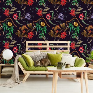 Papier peint floral exotique foncé, papier peint de jardin tropical, fleurs rouges, jaunes et violettes | Auto-adhésif | Peler et coller | Amovible