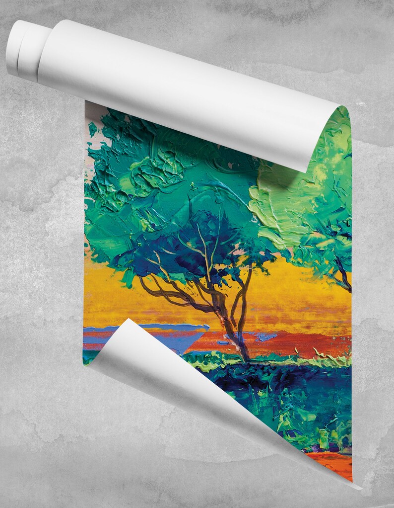 Może przedstawiać: Malowidło przedstawiające krajobraz z dwoma zielonymi drzewami na pierwszym planie i ż&oacute;łtym, pomarańczowym i czerwonym zachodem słońca w tle.