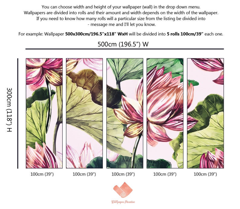 Pu&ograve; includere: Carta da parati floreale ad acquerello con fiori di loto rosa e foglie verdi su sfondo rosa chiaro. La carta da parati &egrave; divisa in cinque pannelli, ciascuno largo 100 cm. La larghezza totale &egrave; di 500 cm e l'altezza &egrave; di 300 cm. Testo sull'immagine.
