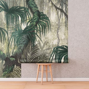 Puede incluir: Un papel tapiz de jungla tropical verde y marr&oacute;n con un taburete de madera delante.