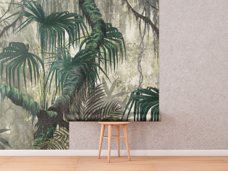 Puede incluir: Un papel tapiz de jungla tropical verde y marr&oacute;n con un taburete de madera delante.