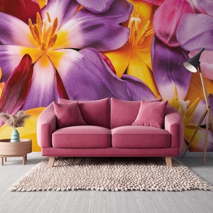 Tulipes et pétales frais violets et jaunes Papier peint | Auto-adhésif | Décoller et coller | Papier peint amovible