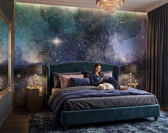 Könnte beinhalten: Ein Schlafzimmer mit einem großen Wandbild einer dunkelblauen und grünen Galaxie mit verstreuten weißen Sternen. Der Raum umfasst ein dunkelblaues Polsterbett, einen flauschigen blauen Teppich, zwei goldene Nachttische mit Lampen und einen Kristallleuchter.