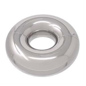 Puede incluir: Un anillo circular sin costuras de color plateado con un acabado liso y pulido. El anillo está diseñado para ser usado como una joya de piercing corporal.