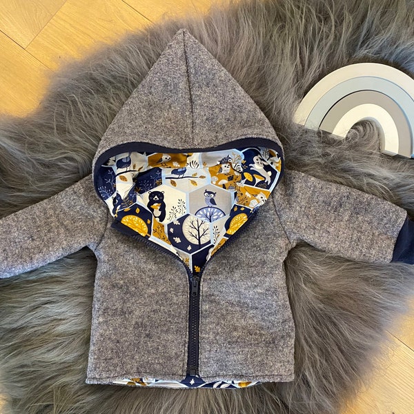 Walk jacket in medium gray Individually design the cuffs in dark blue forest animals with a zip and hood