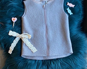 Chaleco de lana hervida sin forro, sin capucha, cuello con puños y cremallera.