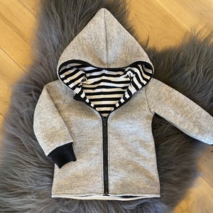 Walk jacket Walk light gray cuffs in black black stripes with zipper and hood Customize cuffs and lining