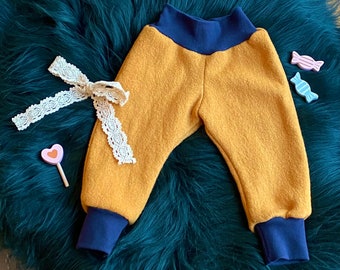 Pantalones de lana a juego con la chaqueta o de diseño exclusivo.