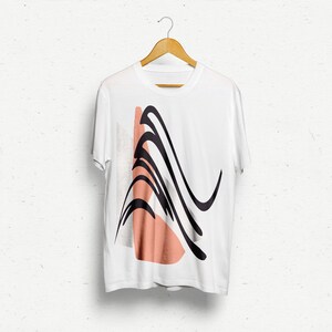 以下が含まれることがあります： 黒とピンクの抽象的なデザインが施された白いTシャツ。デザインは、一連の曲線とピンクの形状を特徴としています。