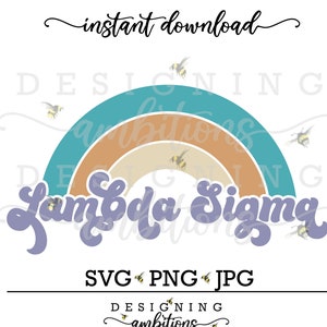 Puede incluir: Un arco de colores de arcoíris con un texto superpuesto en morado que dice "Lambda Sigma". El arco está decorado con pequeñas abejas amarillas. El texto "SVG PNG JPG" está debajo del arco.