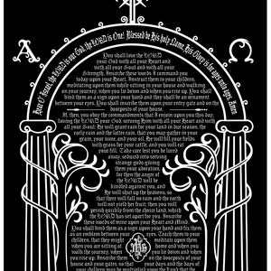 K&ouml;nnte beinhalten: Schwarz-wei&szlig;-Illustration eines religi&ouml;sen Textes mit einem dekorativen Rahmen. Der Text stammt aus dem Alten Testament und enth&auml;lt die Worte "Du sollst den Herrn, deinen Gott, lieben mit ganzem Herzen und mit ganzer Seele."