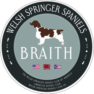 K&ouml;nnte beinhalten: Ein schwarzes und wei&szlig;es kreisf&ouml;rmiges Logo mit dem Text "WELSH SPRINGER SPANIELS" in einem schwarzen Kreis um einen hellblauen Kreis. Der Text "BRAITH" befindet sich in der Mitte des hellblauen Kreises. Ein brauner und wei&szlig;er Welsh Springer Spaniel ist im hellblauen Kreis. Der Text "THE WELSH SPRINGER SPANIEL CLUB OF AMERICA" befindet sich in einem schwarzen Kreis um den hellblauen Kreis. Der Text "AMERICAN KENNEL CLUB" befindet sich unter dem hellblauen Kreis. Der Text "WELSH SPRINGER SPANIEL CLUB. UK" befindet sich unter dem Text "AMERICAN KENNEL CLUB".