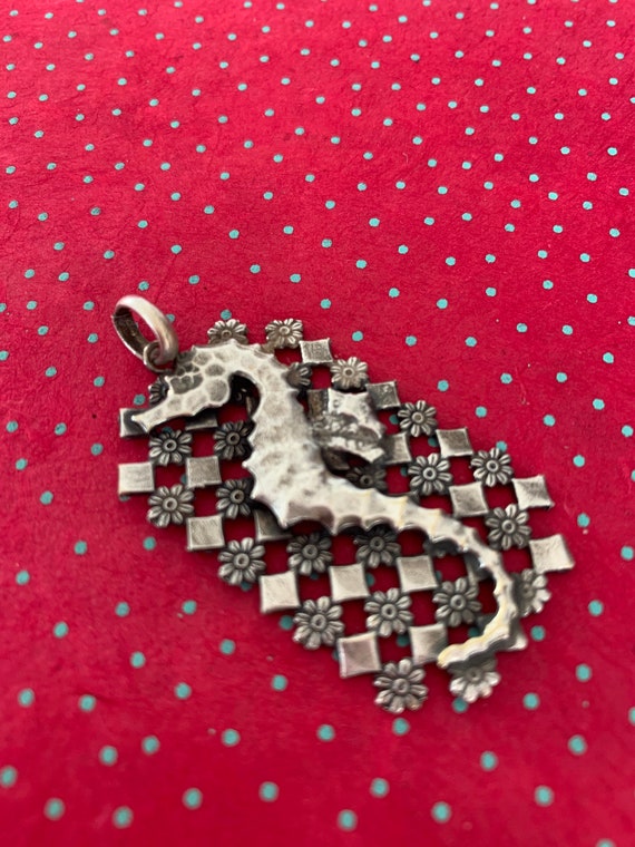 Pendentif en argent vintage avec un hippocampe - image 1