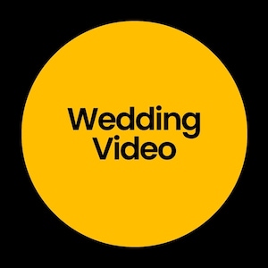 Könnte beinhalten: Ein gelber Kreis mit dem Text "Wedding Video" in Schwarz.
