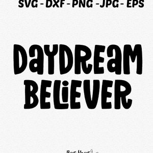 Pode incluir: Gráfico de texto preto e branco que lê "Daydream Believer". O gráfico está em um fundo branco com um pequeno logotipo de abelha no canto inferior direito.