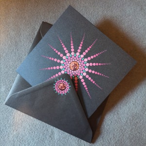 biglietto d'auguri dipinto a mano - mandala a pois su cartoncino perlescente - busta con dettagli mandala