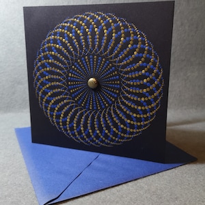 blauwe en gouden geometrische mandala - handgeschilderde wenskaart - hol donutontwerp