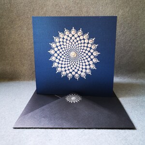 argento su blu - mandala a pois - biglietto di auguri - fatto a mano - puntini a specchio