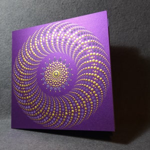 paarse en gouden donut - heilige geometrie - luxe wenskaart - handgestippeld