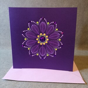 biglietto di auguri mandala a pois dipinto a mano - disegno floreale - viola e giallo