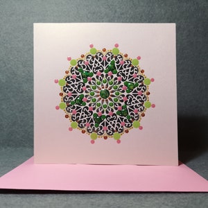 roze en groene mandala - verjaardagskaart - handgeschilderd - lichtroze parelmoerachtige wenskaart