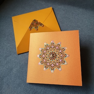 carta mandala fatta a mano - blu rosa e glitter - sfondo arancione perlato - qualsiasi occasione