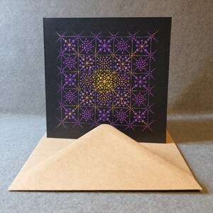 biglietto di auguri mandala fatto a mano - viola e oro - design quadrato