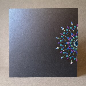 carte demi-mandala - faite main - jolie et scintillante - couleurs paon - nacrée et chatoyante
