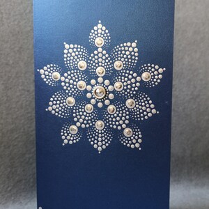 mandala met zilveren stippen - handgemaakte wenskaart - blauwe parelmoer
